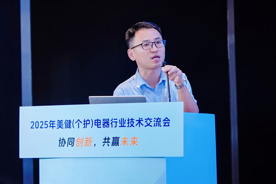任总演讲图